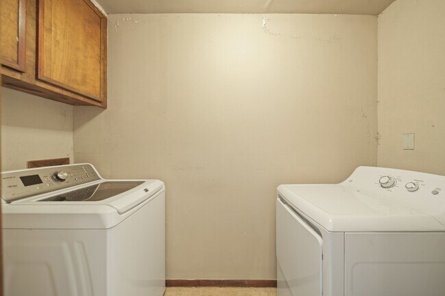 Building Photo - 130 Sugar Berry Cir