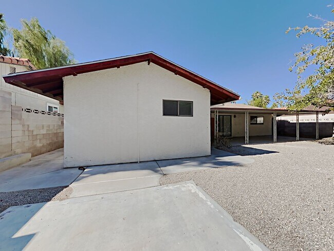 Building Photo - 3137 La Mesa Dr