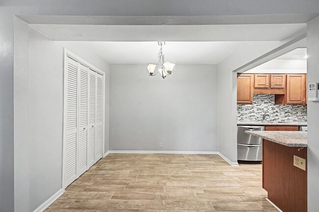 Building Photo - Fantastic 1BR/1BA condo in the desirable Georgetown Condominiums in the heart of Green Hills!