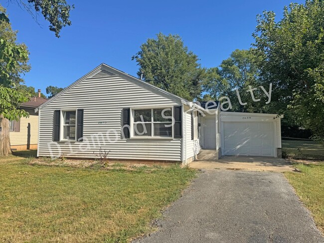 Primary Photo - Charming and Clean 2 Bedroom Home Availalbe!