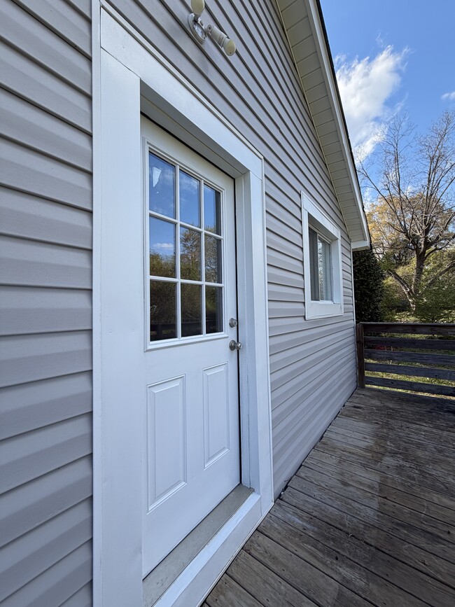 Building Photo - 140 Dillon St