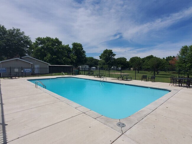 Building Photo - 2320 E MacArthur Rd