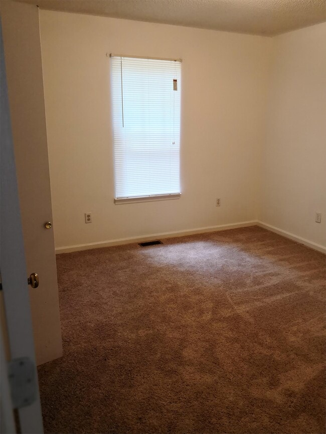 Building Photo - 7 Silver Spur Ct