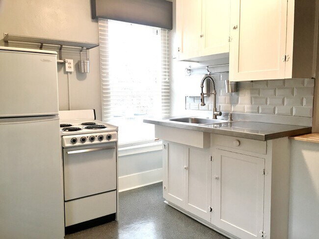 Building Photo - Alturas St Triplex