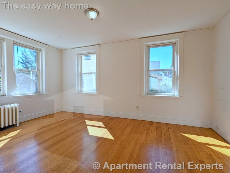 Building Photo - 170 Maple St