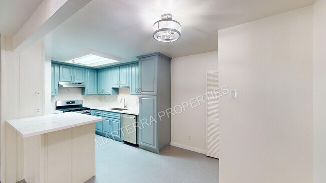 Building Photo - Beautiful 3 Bed/2 Bath Home in