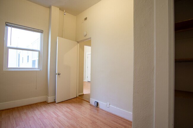 Building Photo - Kenton Neighborhood 1-Bedroom Ready Mid-No...