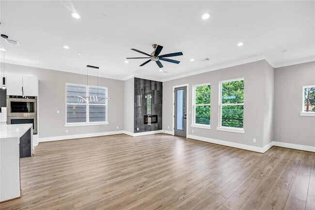 Building Photo - 604 W 28th St