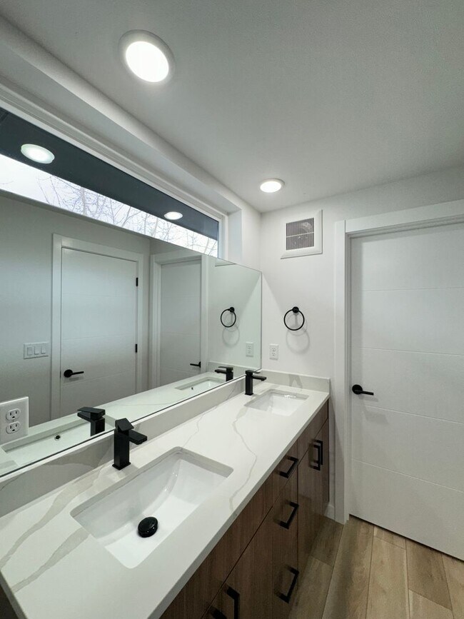 Building Photo - 3B3B cozy townhome