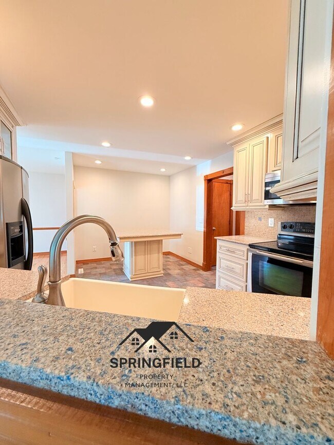 Building Photo - Location-Location, 4 BR / 2 Living Areas in SE Springfield w/ An Amazing Out Door Kitchen - Grill...