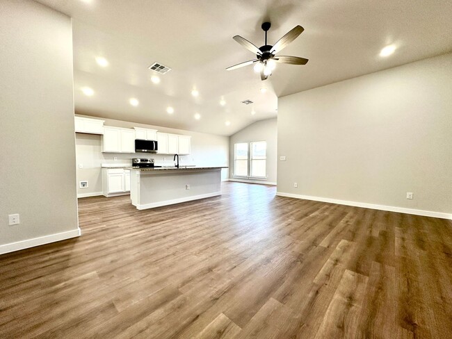 Building Photo - Brand new 3Bed / 2 Bath Available Now !