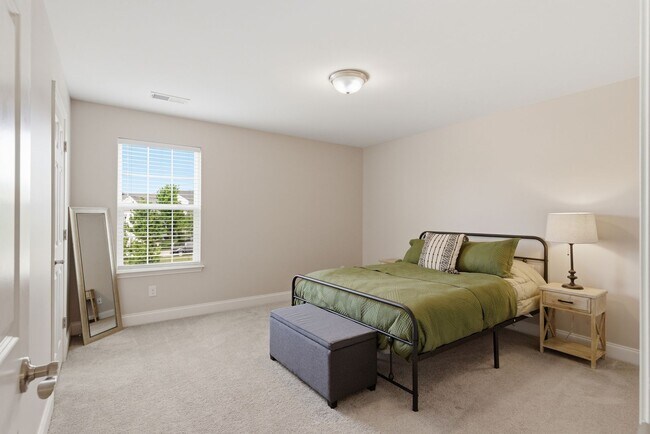 Building Photo - Luxury Executive Living in Sought-After Franklin Community