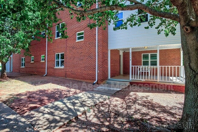 Building Photo - 1722 N Lindsay Ave