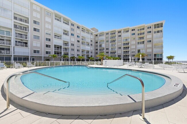 Building Photo - Naples Continental - Condo on the beach!!