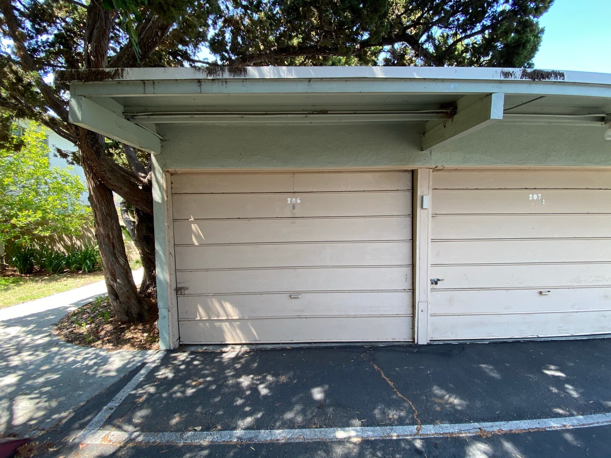 Private garage - 5414 Village Grn