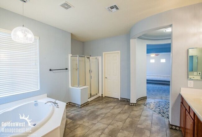 Building Photo - Stylish 5Bdm 4.5Ba Home in Las Vegas.