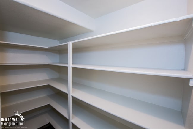 Building Photo - Spacious Home with Casita, Pool & Prime Las Vegas Location!