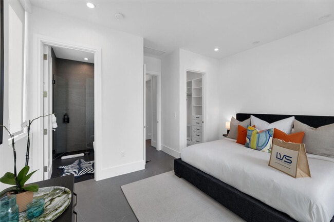 Building Photo - 1730 SE 13th St