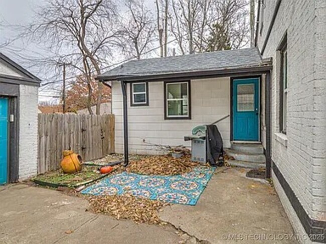 Building Photo - Updated Midtown Bungalow Near Mother Road Market