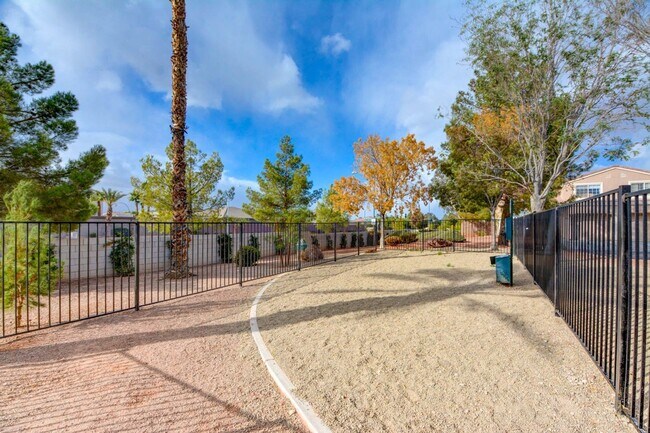 Building Photo - Renovated and Modern. This fantastic 2br in a gated community in Silverado Ranch has all the amen...