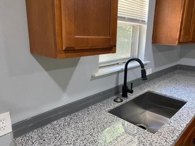 Building Photo - Circle S Rd.