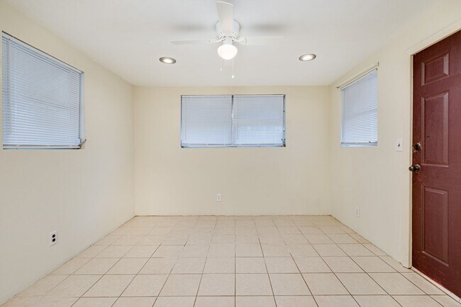 Building Photo - 3/2 Home in Daytona Beach