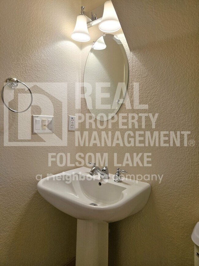 Building Photo - Spacious 3 bedroom 2.5 bath in North Natomas