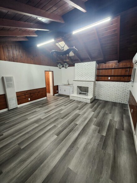 Building Photo - 10916 Acacia Ave