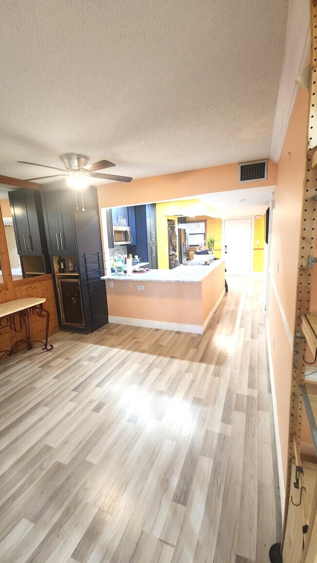 Building Photo - 1021 Mockingbird Ln