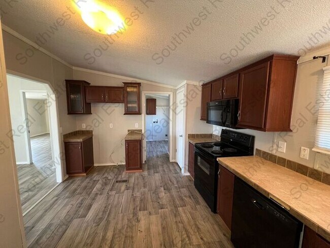 Building Photo - Spacious 3 bedrooms 2 baths home- Storage ...