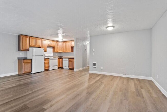 Building Photo - MOVE IN SPECIAL 1ST MONTH RENT FREE!! 2 be...