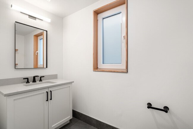 Building Photo - 3171 Washington St