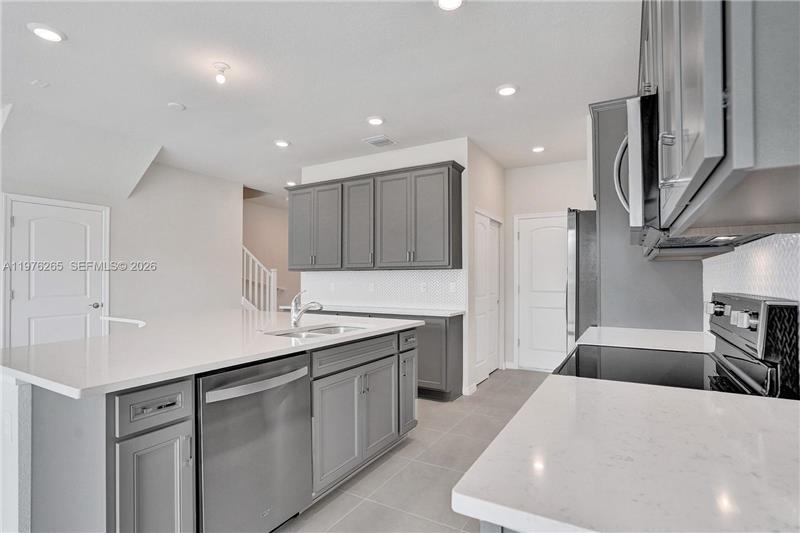 Building Photo - 2202 Appleton Cir S