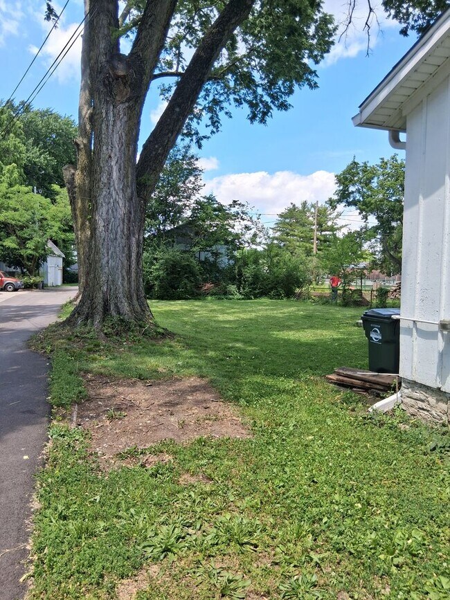 Building Photo - Charming Spacious Double