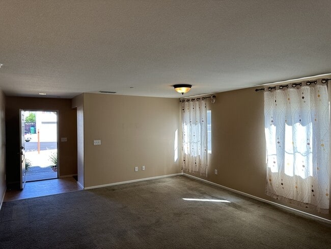 Building Photo - Stockton 4 Bedroom 2.5 Bathroom Home.