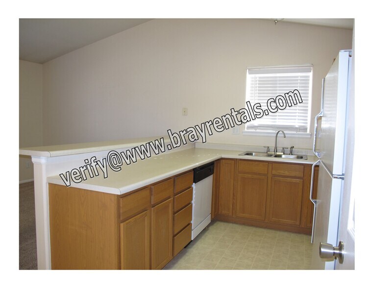 Building Photo - 1143 E Carolina Ave