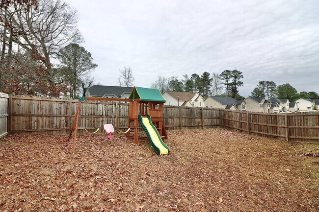 Building Photo - Spacious 4-Bedroom Home with Fireplace in Fayetteville, NC - A Must-See Rental Property!