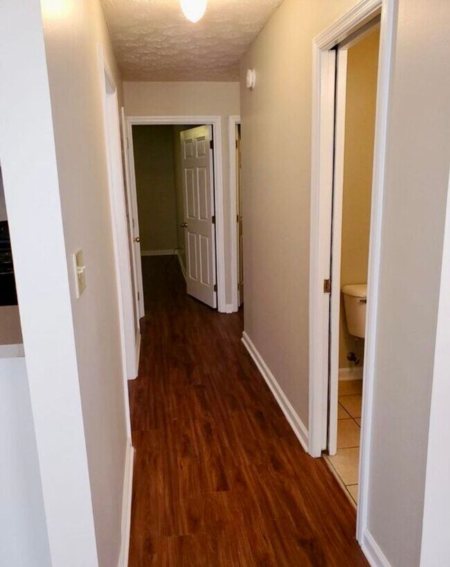 Building Photo - 2 Bedroom Of Richmond Road! ALL ELECTRIC!