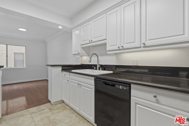 Building Photo - 435 N Oakhurst Dr