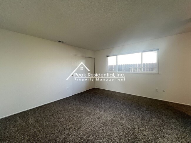 Building Photo - Spacious 4bd/2ba House with 2 Car Garage