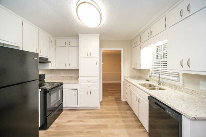 Building Photo - 2531 Country Club Dr SE