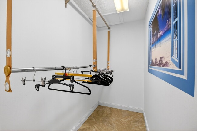 Building Photo - 18 Colonial Club Dr