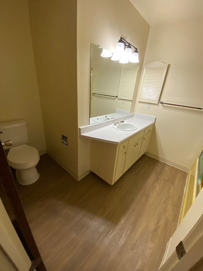 Building Photo - Cozy apartment for rent in Visalia