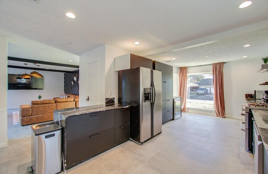 Building Photo - 9614 Springmont Dr