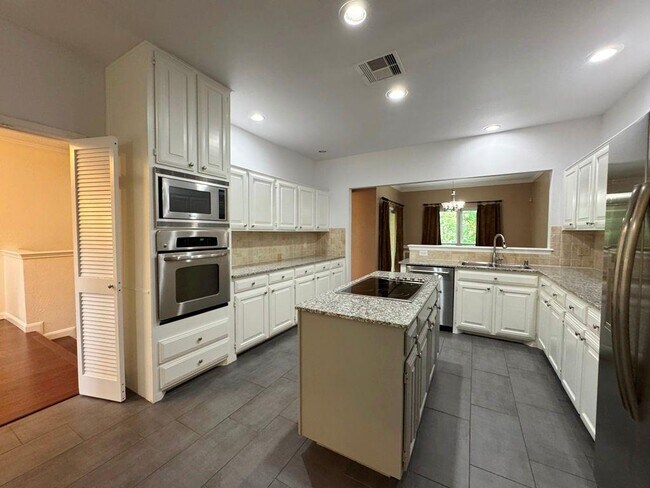 Building Photo - 6401 Wallace Cove