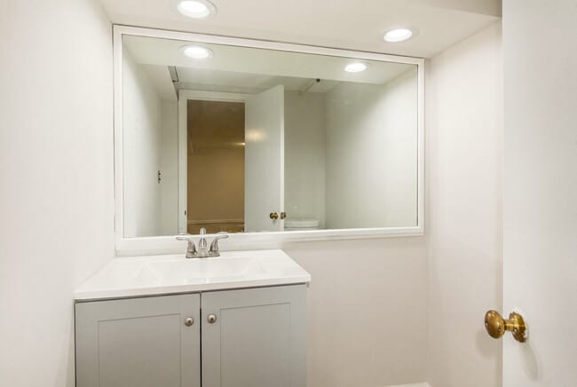 Building Photo - 924 Brookline Ln