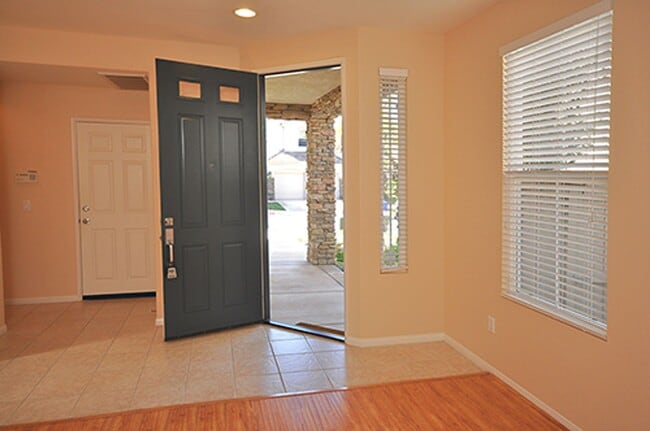 Building Photo - Spacious 5 Bedroom Family Home in Rancho del Oro!