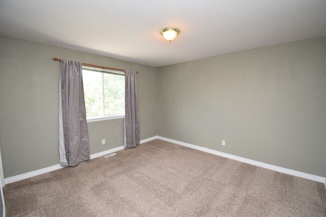 Building Photo - Amazing 3 Bedroom 2.5 Bathroom in SLC!!!