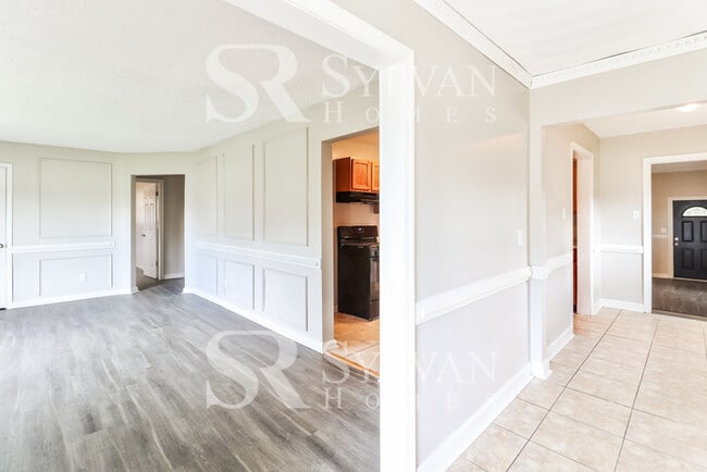 Building Photo - Immaculately kept 4 bedroom, 2 bathroom home