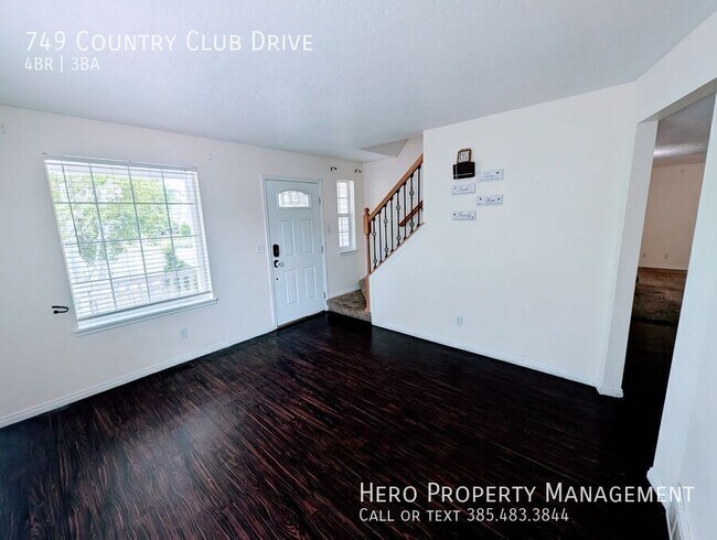 Building Photo - 749 Country Club Dr